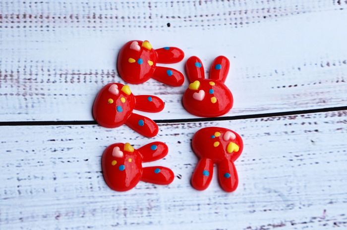 Серединка Зайчик. Червоний. Розмір 2,3*1,5 см