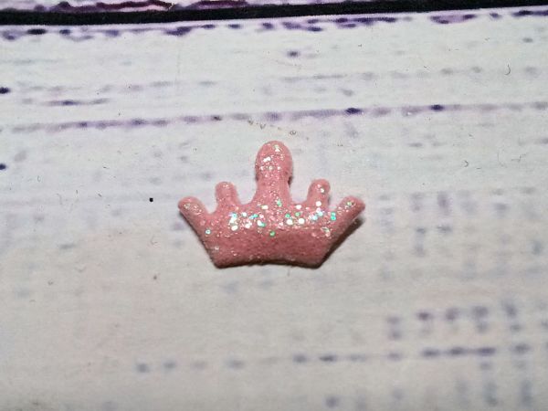 Корона маленька рожева. Розмір 0,9*1,3 см