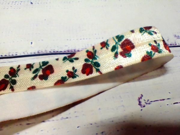 Коса бейка. Еластична. Бордові квіти на молочному