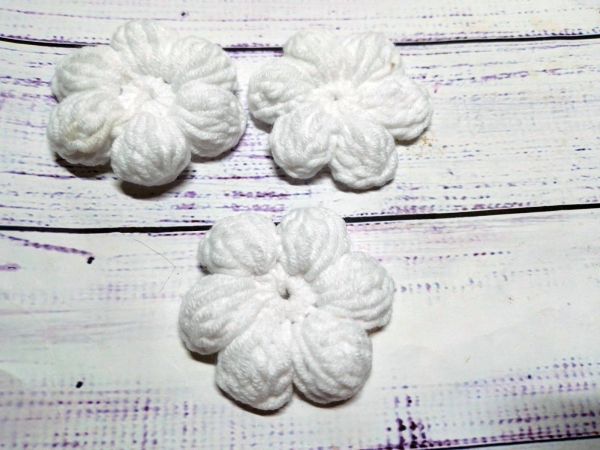 Квітка в'язана 4-4,5 см Біла 1 шт
