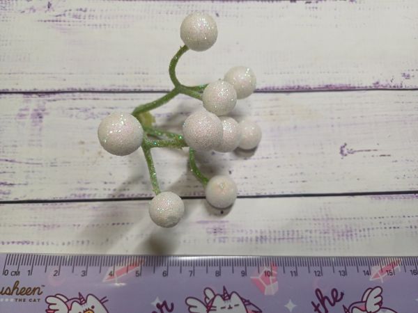 Ягоды белые в глиттере