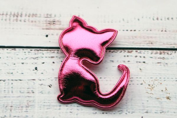 Котик малиновый. Размер 45*35 мм