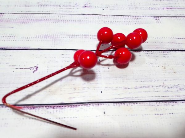 Ягідки червоні. Довжина 17 см
