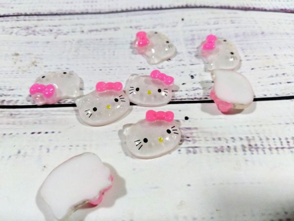 Серединка Kitty. Прозрачная. Размер 1,5*1,3 см